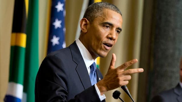 Barack Obama (im Vordergrund) und Jacob Zuma stehen am Rednerpult. Barack Obama (im Vordergrund) und Jacob Zuma stehen am Rednerpult.
