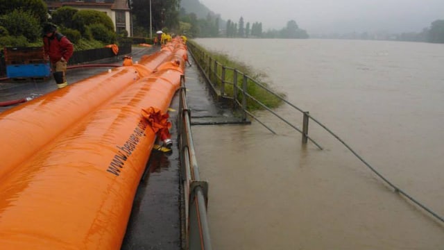 Orange Beaver-Wassersperren am Rheinufer in Wallbach Orange Beaver-Wassersperren am Rheinufer in Wallbach