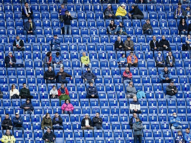 Zuschauer auf der Tribüne.