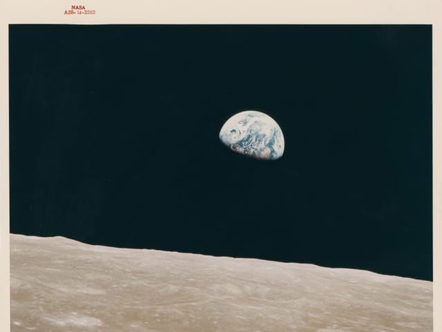 Blick vom Mond auf die Erde - die Erde als halbe Kugel sichtbar, umgeben von schwarz. Blick vom Mond auf die Erde - die Erde als halbe Kugel sichtbar, umgeben von schwarz.