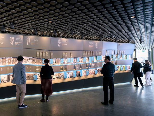 Besucher stehen vor Info-Tafeln im Fifa-Museum. Besucher stehen vor Info-Tafeln im Fifa-Museum.