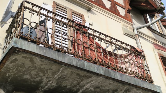 Ein in die Jahre gekommener Balkon mit Metallgeländer von unten fotografiert. Ein in die Jahre gekommener Balkon mit Metallgeländer von unten fotografiert.
