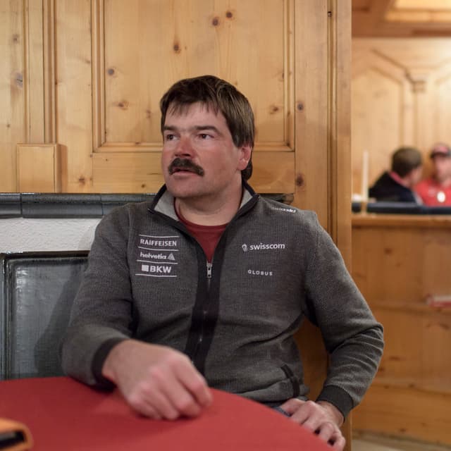 Tom Stauffer sitzt an einem Tisch. Tom Stauffer sitzt an einem Tisch.