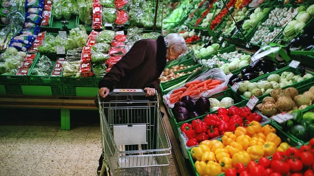 Seniorin beim Gemüse. Seniorin beim Gemüse.