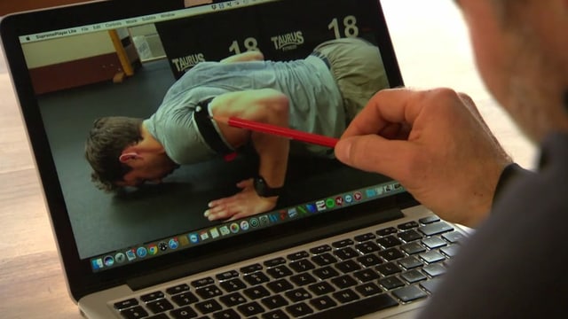 Purtret dal computer da Michi Bond cun davant el ses laptop. Là mussa el cun in rispli sin in purtret da Janka durant ch'el fa pusamauns cun vidlunder las bandaschas vid la bratscha. Purtret dal computer da Michi Bond cun davant el ses laptop. Là mussa el cun in rispli sin in purtret da Janka durant ch'el fa pusamauns cun vidlunder las bandaschas vid la bratscha.