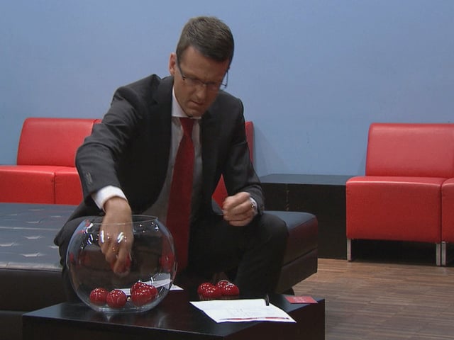 Robert Breiter mischt im Lostopf. Robert Breiter mischt im Lostopf.
