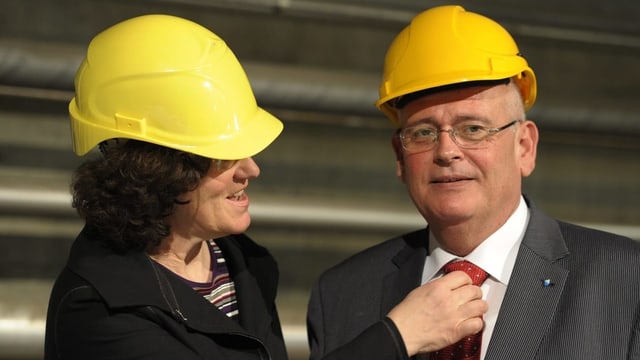 Ruth Genner richtet Markus Kägi die Krawatte Ruth Genner richtet Markus Kägi die Krawatte