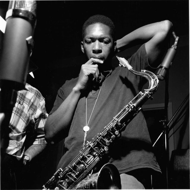 John Coltrane mit einem Saxophon. John Coltrane mit einem Saxophon.