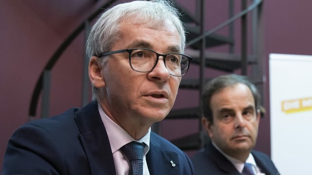 Erich Ettlin spricht in ein Mikofon, hinter ihm CVP-Parteipräsident Gerhard Pfister. Erich Ettlin spricht in ein Mikofon, hinter ihm CVP-Parteipräsident Gerhard Pfister.