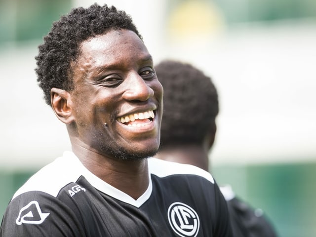 Demba Ba lacht im Training Demba Ba lacht im Training