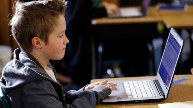 Knabe vor Laptop Knabe vor Laptop