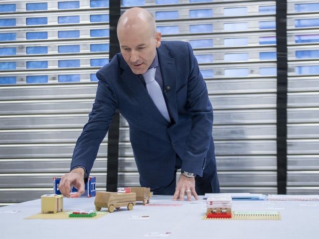 Daniel Aeschbach, Chef der Armeeapotheke, zeigt an einem Logistikmodell, wie der Covid-19 Impfstoff in die Kantone verteilt wird. Daniel Aeschbach, Chef der Armeeapotheke, zeigt an einem Logistikmodell, wie der Covid-19 Impfstoff in die Kantone verteilt wird.
