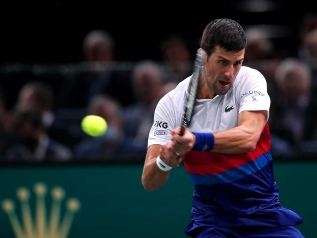 Novak Djokovic spielt eine doppelhändige Rückhand.