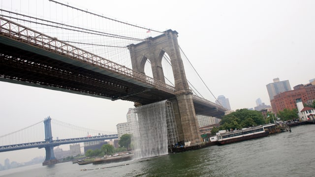Brooklyn Bridge mit Wasserfall.