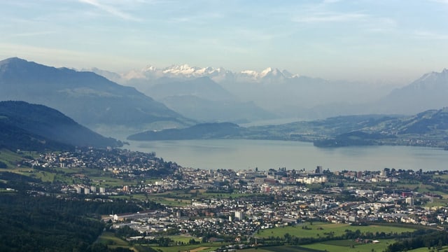 Zug, Luftaufnahme. Zug, Luftaufnahme.