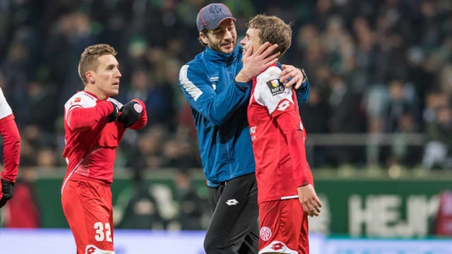 Mainz-Coach Sandro Schwarz herzt Fabian Frei. Mainz-Coach Sandro Schwarz herzt Fabian Frei.