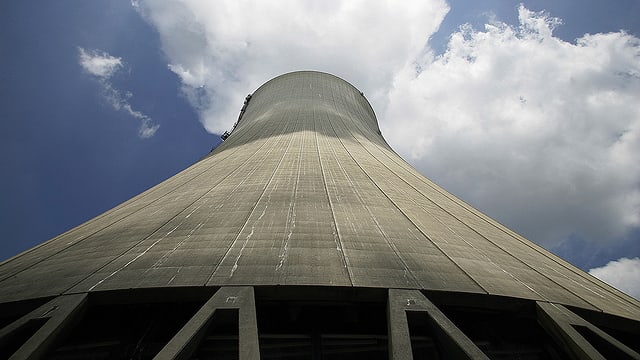 Kühlturm des Kernkraftwerks Gösgen von unten gesehen.
