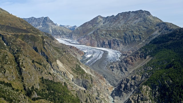 Eine Berglandschaft und in der Mitte ein Rest eines Gletschers. Es ist erkennbar, dass der Gletscher früher viel grösser war. Eine Berglandschaft und in der Mitte ein Rest eines Gletschers. Es ist erkennbar, dass der Gletscher früher viel grösser war.