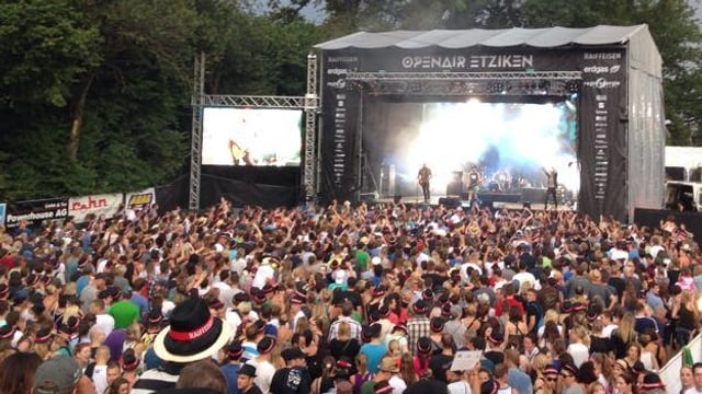 Openair-Gelände mit Bühne und viel Publikum davor Openair-Gelände mit Bühne und viel Publikum davor