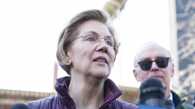 Elisabeth Warren redet vor Mikrofonen Elisabeth Warren redet vor Mikrofonen