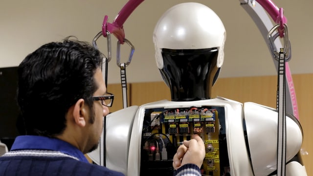 Iranischer Student mit Roboter Iranischer Student mit Roboter