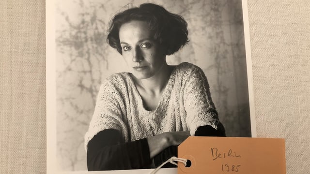 Eine alte Porträtaufnahme von Corin Curschellas. Eine alte Porträtaufnahme von Corin Curschellas.