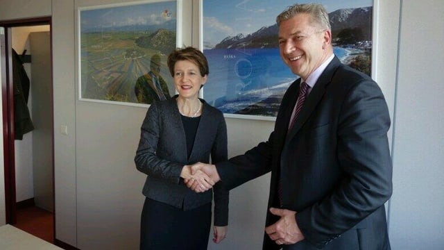 Bundesrätin Simonetta Sommaruga (links) und der kroatische Innenminister Ranko Ostojić schütteln die Hände Bundesrätin Simonetta Sommaruga (links) und der kroatische Innenminister Ranko Ostojić schütteln die Hände
