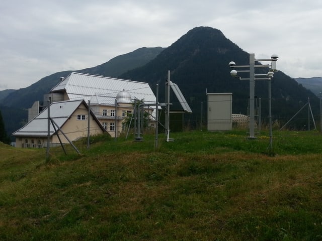 Ein Messstation im Vordergrund, in Hintergrund das Seehorn Ein Messstation im Vordergrund, in Hintergrund das Seehorn