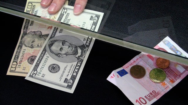 Dollar- und Euro-Noten. Dollar- und Euro-Noten.