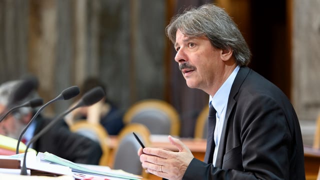 Paul Rechsteiner am Rednerpult im Ständerat. Paul Rechsteiner am Rednerpult im Ständerat.