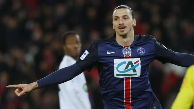 Zlatan Ibrahimovic macht den «Flieger» auf dem Feld. Zlatan Ibrahimovic macht den «Flieger» auf dem Feld.