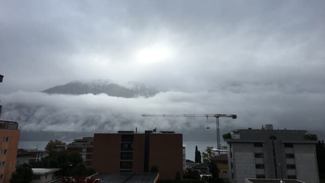 Hinter dicken Regenwolken lässt sich in Minusio die Sonne erahnen. Hinter dicken Regenwolken lässt sich in Minusio die Sonne erahnen.