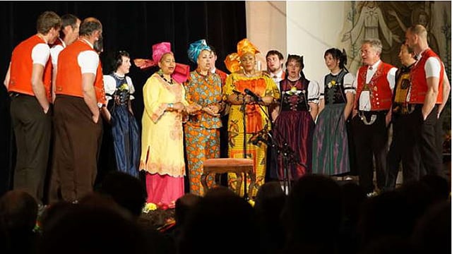 Schweizer Jodler treten am Klangfestival gemeinsam mit anderen Sängern auf. Schweizer Jodler treten am Klangfestival gemeinsam mit anderen Sängern auf.