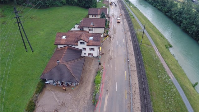 Schlamm bedeckt eine Strasse in Ziegelbrücke. Schlamm bedeckt eine Strasse in Ziegelbrücke.