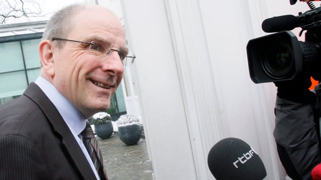 Justizminister Koen Geens seitlich vor einer Kamera, rechts unten im Bild ein Mikrofon Justizminister Koen Geens seitlich vor einer Kamera, rechts unten im Bild ein Mikrofon