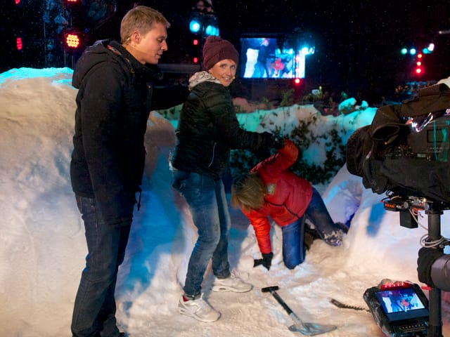 Reto Scherrer und Steffi Buchli helfen Sonja Hasler aus dem Iglu