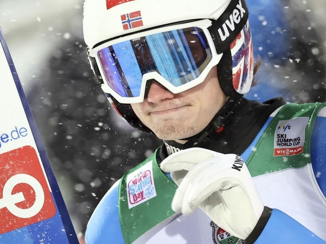 Nahaufnahme von Marius Lindvik mit Helm. Nahaufnahme von Marius Lindvik mit Helm.
