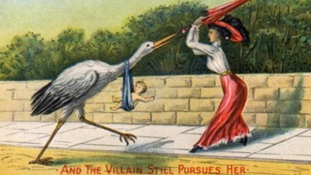 Eine Postkarte zeigt eine Frau mit Schirm, die auf einen Storch mit Baby losgeht. Eine Postkarte zeigt eine Frau mit Schirm, die auf einen Storch mit Baby losgeht.