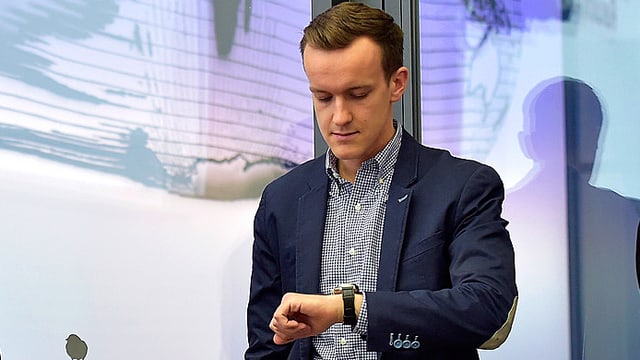 JFS-Präsident Maurus Zeier schaut auf seine Uhr. JFS-Präsident Maurus Zeier schaut auf seine Uhr.