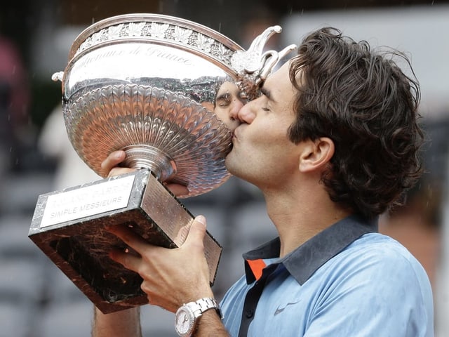 Federer küsst 2009 in Roland Garros die Siegertrophäe Federer küsst 2009 in Roland Garros die Siegertrophäe