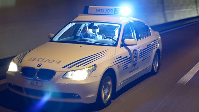 Polizeistreife im Einsatz mit Blaulicht Polizeistreife im Einsatz mit Blaulicht