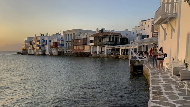 Griechisches Dorf am Meer mit Touristen. Griechisches Dorf am Meer mit Touristen.