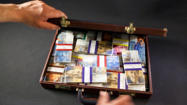 Hände öffnen Koffer mit Geld Hände öffnen Koffer mit Geld