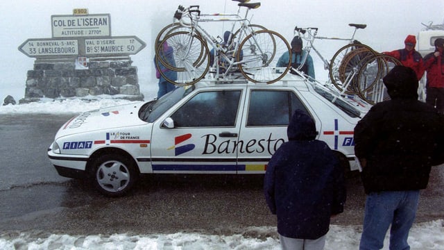 Auto auf der Passhöhe Auto auf der Passhöhe