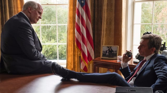Dick Cheney (Christian Bale) diskutiert mit George W. Bush (Sam Rockwell) im Oval Office. Dick Cheney (Christian Bale) diskutiert mit George W. Bush (Sam Rockwell) im Oval Office.
