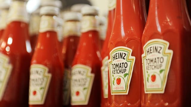 Flaschen mit Heinz Ketchup Flaschen mit Heinz Ketchup