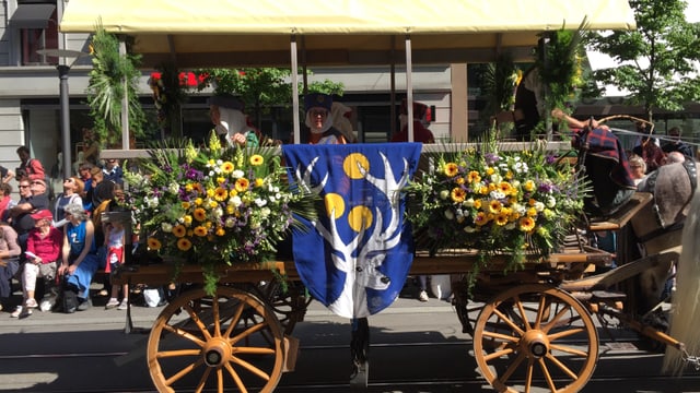 Wagen mit Blumen und wappen beschmückt Wagen mit Blumen und wappen beschmückt