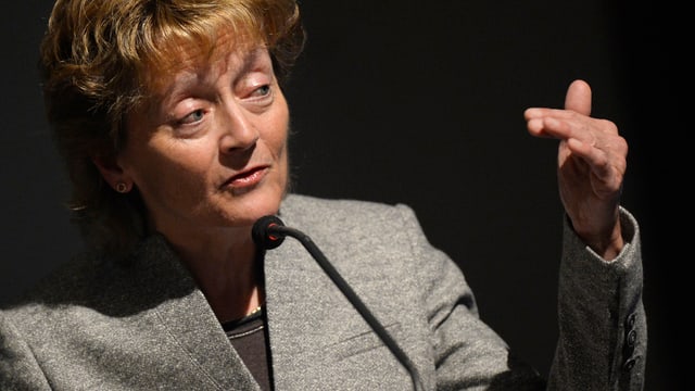 Finanzministerin Eveline Widmer-Schlumpf spricht an der BDP-Delegiertenversammlung. Finanzministerin Eveline Widmer-Schlumpf spricht an der BDP-Delegiertenversammlung.