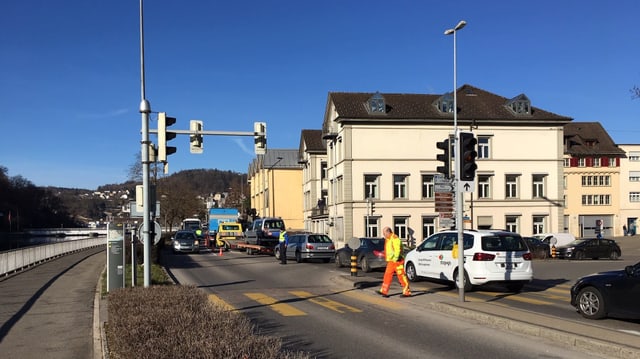 Viele Autos befahren die Rheinuferstrasse in Schaffhausen Viele Autos befahren die Rheinuferstrasse in Schaffhausen
