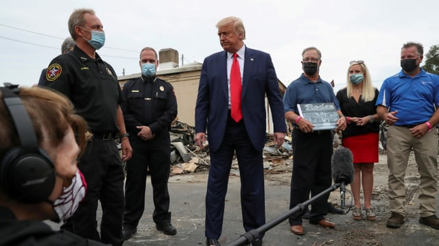 Trump mit Reportern Trump mit Reportern